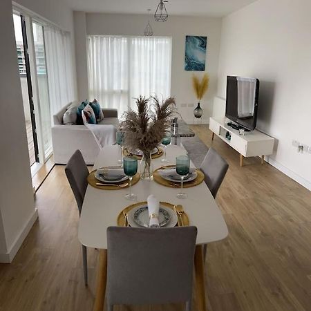 Contemporary Urban Retreat, 2-Bedroom Haven By London City Airport 外观 照片