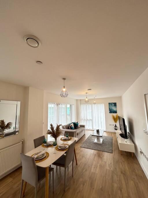 Contemporary Urban Retreat, 2-Bedroom Haven By London City Airport 外观 照片