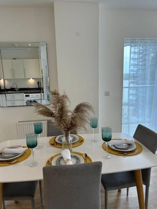 Contemporary Urban Retreat, 2-Bedroom Haven By London City Airport 外观 照片