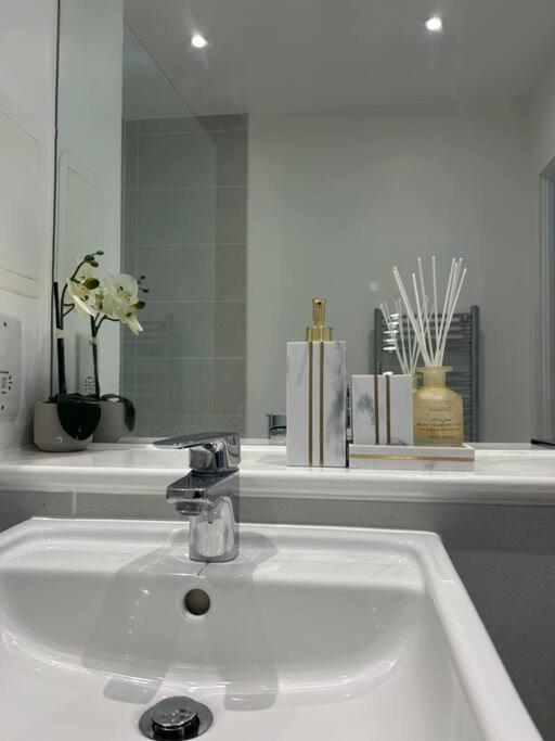 Contemporary Urban Retreat, 2-Bedroom Haven By London City Airport 外观 照片