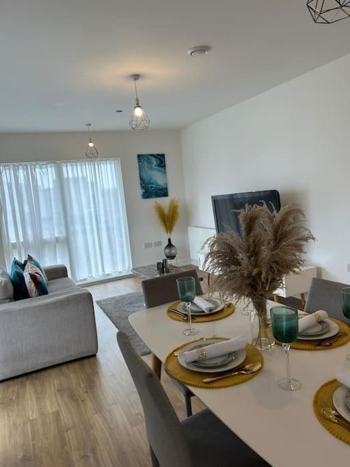 Contemporary Urban Retreat, 2-Bedroom Haven By London City Airport 外观 照片