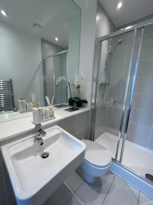 Contemporary Urban Retreat, 2-Bedroom Haven By London City Airport 外观 照片