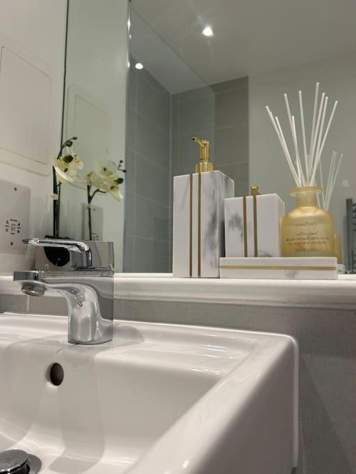 Contemporary Urban Retreat, 2-Bedroom Haven By London City Airport 外观 照片
