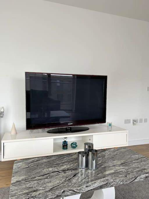 Contemporary Urban Retreat, 2-Bedroom Haven By London City Airport 外观 照片