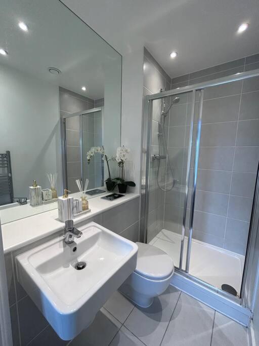 Contemporary Urban Retreat, 2-Bedroom Haven By London City Airport 外观 照片