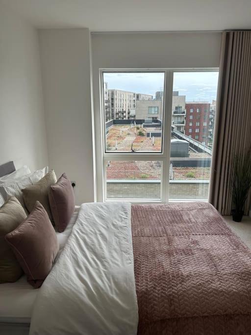 Contemporary Urban Retreat, 2-Bedroom Haven By London City Airport 外观 照片